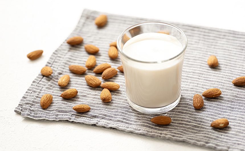 植物からつくられるミルクに牛乳は入っている？