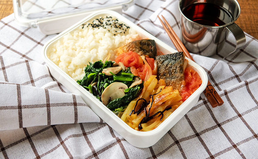<span>疲れを回避！エネルギー補給</span>さばのトマト煮弁当