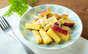 今週のおかず3品：さつまいもとねぎの塩炒め