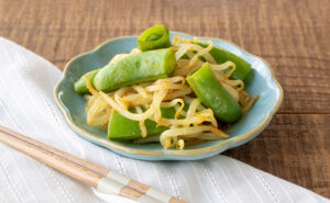 今週のおかず3品：スナップえんどうともやしのカレー風味